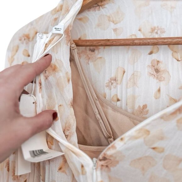 Vince Pressed Petal Long Sleeve Blouse in Off White, Size Small, NWT - Picture 10 of 13